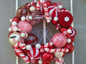 decorations-exterior-interesting-christmas-wreath-decorating-idea-with-christmas-balls-and-candy-canes-decor-with-red-and-white-colors-scheme-30-wonderful-christmas-wreath-ideas-for-your-door-decorat